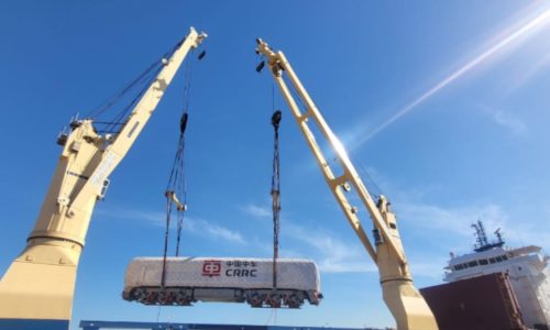Llegaron al puerto de Buenos Aires las tres locomotoras nuevas para el tren San Martín