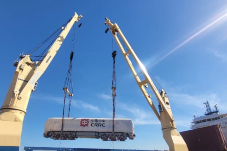 Llegaron al puerto de Buenos Aires las tres locomotoras nuevas para el tren San Martín
