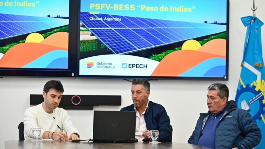 El gobernador del Chubut, Ignacio “Nacho” Torres, junto al gerente general de EPECH, Sebastián De la Vallina, quien rubricó el convenio junto al titular del Ejecutivo.