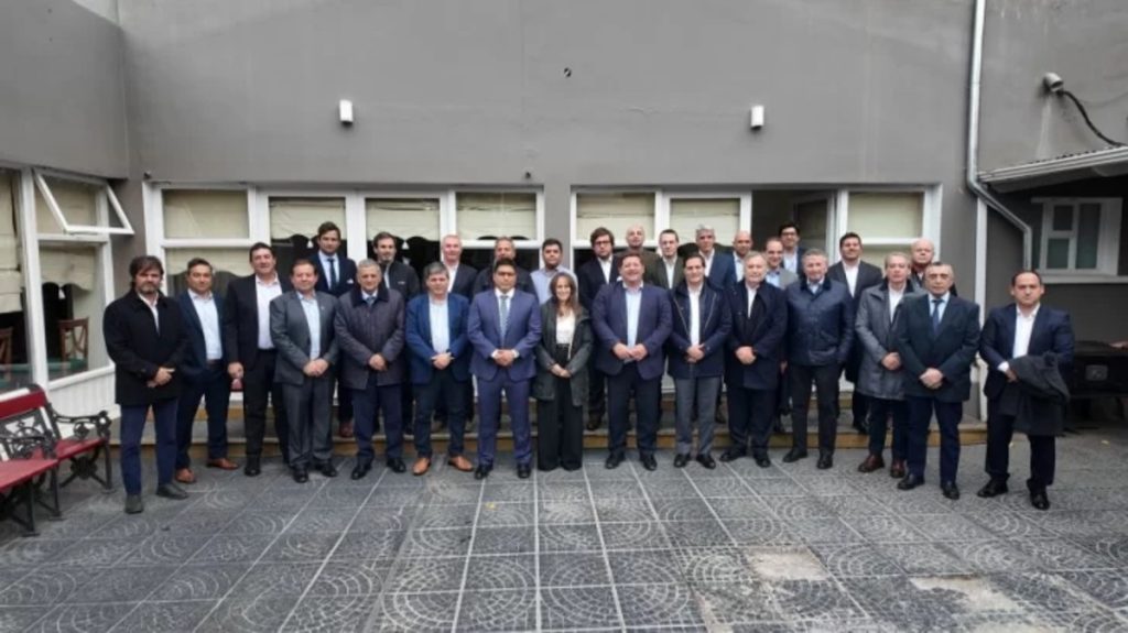 evento se formalizó el acuerdo denominado “Más producción y trabajo en el sector hidrocarburífero santacruceño”, que establece un nuevo marco de relación entre el Estado provincial y las operadoras.