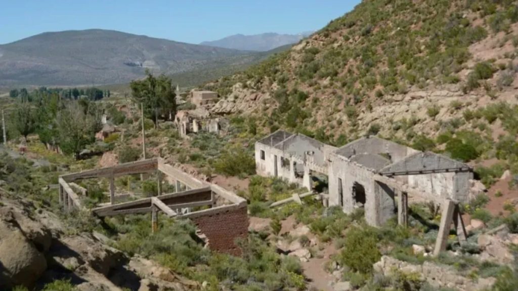 Las ruinas de la antigua mina de uranio Huemul son prueba del pasado productivo de un sitio que una minera canadiense propone reactivar. 