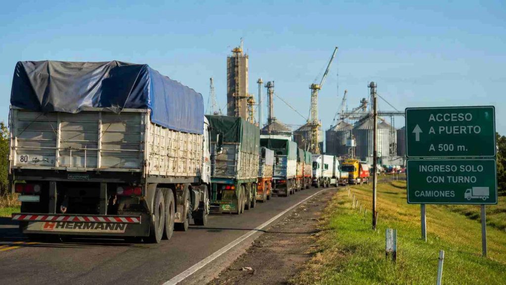 santa fe, gran rosario, puertos, logística, transporte de cargas, camiones, exportaciones, agroindustria, infraestructura vial, rutas, peaje único, maximiliano pullaro,