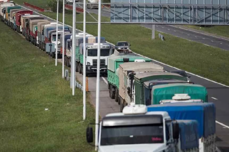 santa fe, gran rosario, puertos, logística, transporte de cargas, camiones, exportaciones, agroindustria, infraestructura vial, rutas, peaje único, maximiliano pullaro,