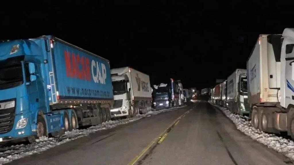 camiones varados, paso a Chile, pasos fronterizos, Pino Hachado, Cristo Redentor, temporal de nieve, camioneros, transporte internacional, transporte de cargas, Neuquén, Mendoza, cordillera de los Andes, logística, comercio exterior