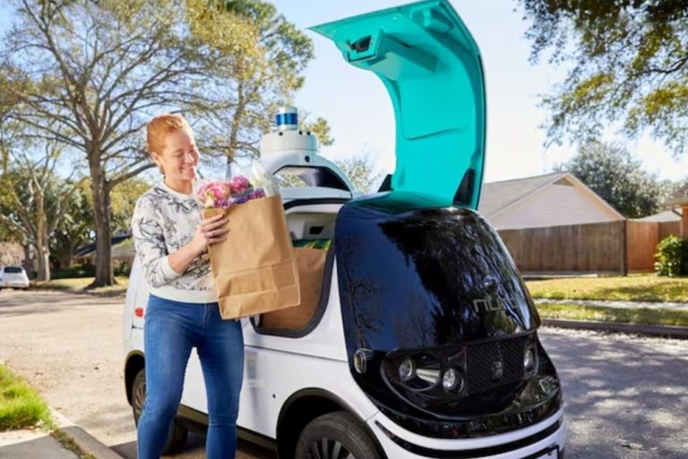 autos sin conductor y robots de reparto
