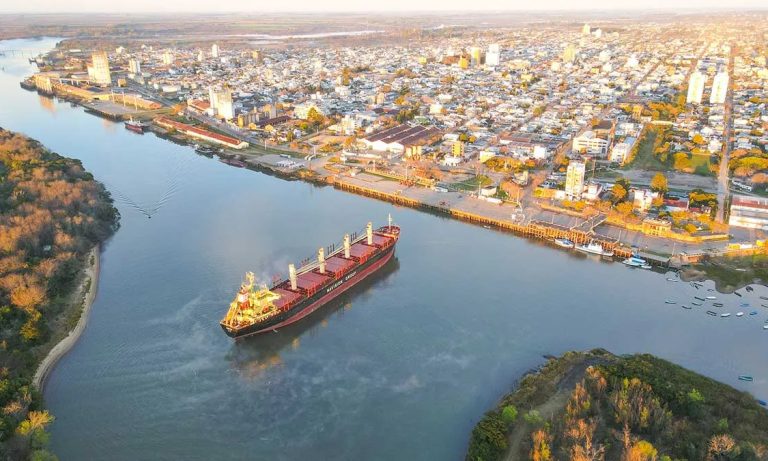 Hidrovía, Hidrovía Paraná-Paraguay, Vía Navegable Troncal, puertos argentinos, puertos del Norte Grande, logística del NEA, transporte de cargas, exportaciones argentinas, comercio exterior, navegación comercial, industria forestal, infraestructura portuaria, transporte fluvial, puertos de Entre Ríos, puertos de Corrientes, puertos de Misiones, puertos de Formosa, Puerto de Barranqueras