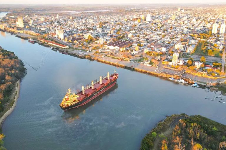 Hidrovía, Hidrovía Paraná-Paraguay, Vía Navegable Troncal, puertos argentinos, puertos del Norte Grande, logística del NEA, transporte de cargas, exportaciones argentinas, comercio exterior, navegación comercial, industria forestal, infraestructura portuaria, transporte fluvial, puertos de Entre Ríos, puertos de Corrientes, puertos de Misiones, puertos de Formosa, Puerto de Barranqueras